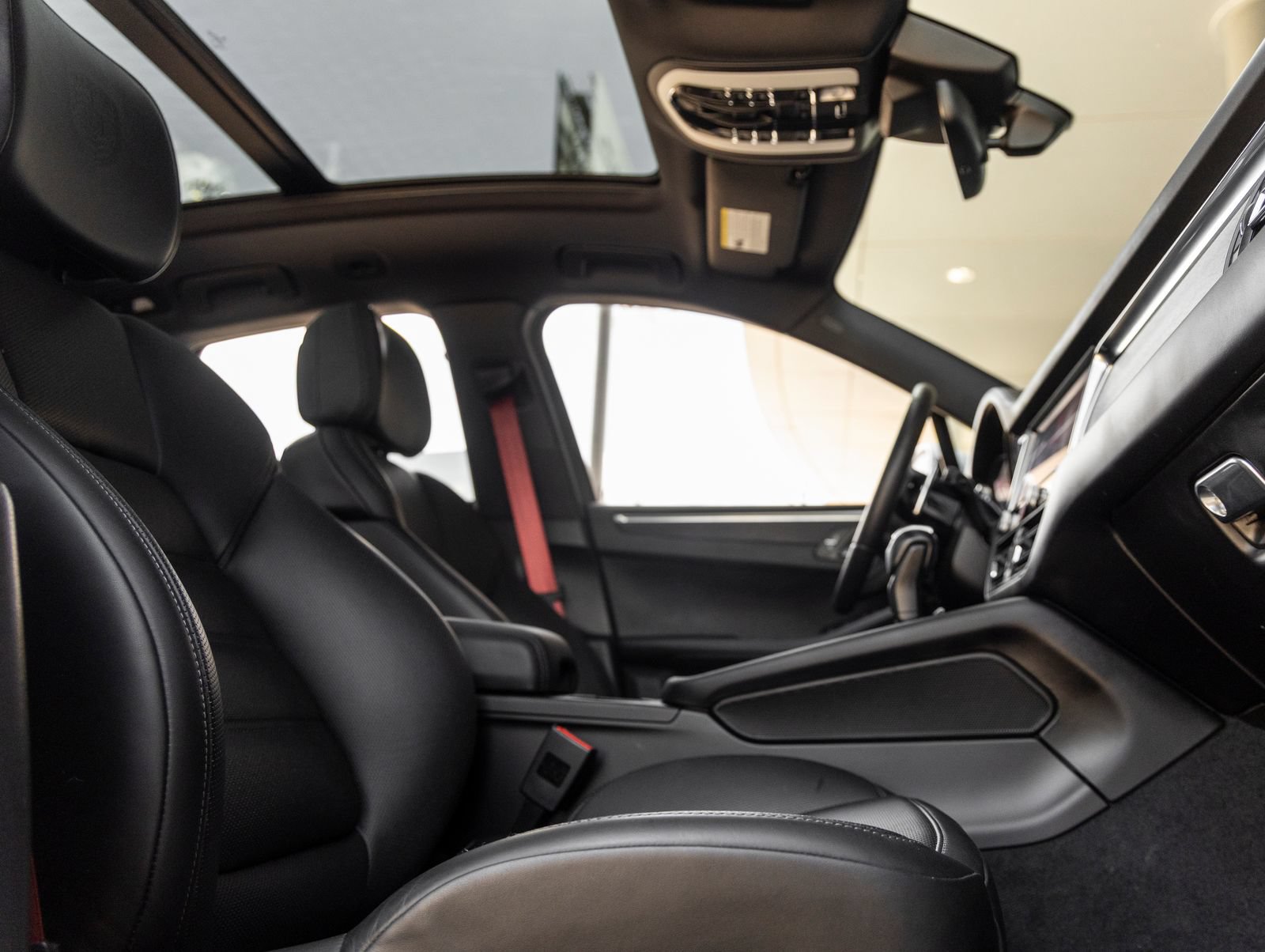 Certified 2024 Porsche Macan GTS AWD/4WD image 44