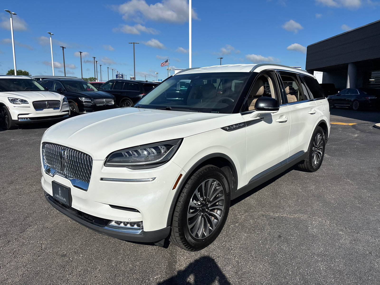 Certified 2020 Lincoln Aviator Reserve w/ Elements Package Plus AWD/4WD image 3
