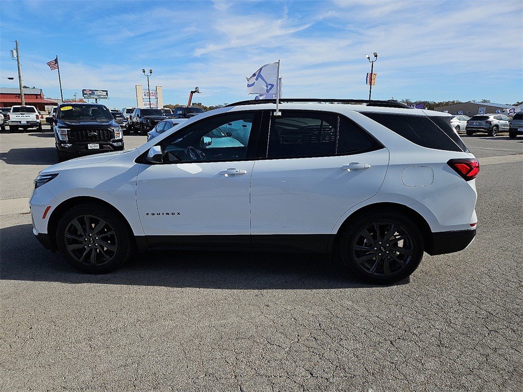 Used 2023 Chevrolet Equinox RS image 2