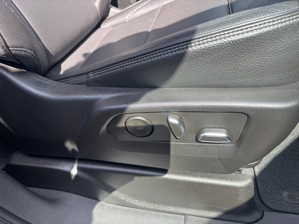 Used 2023 GMC Yukon Denali image 32