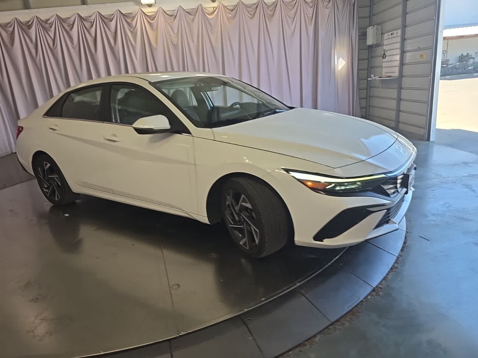 Used 2025 Hyundai Elantra Limited FWD image 3