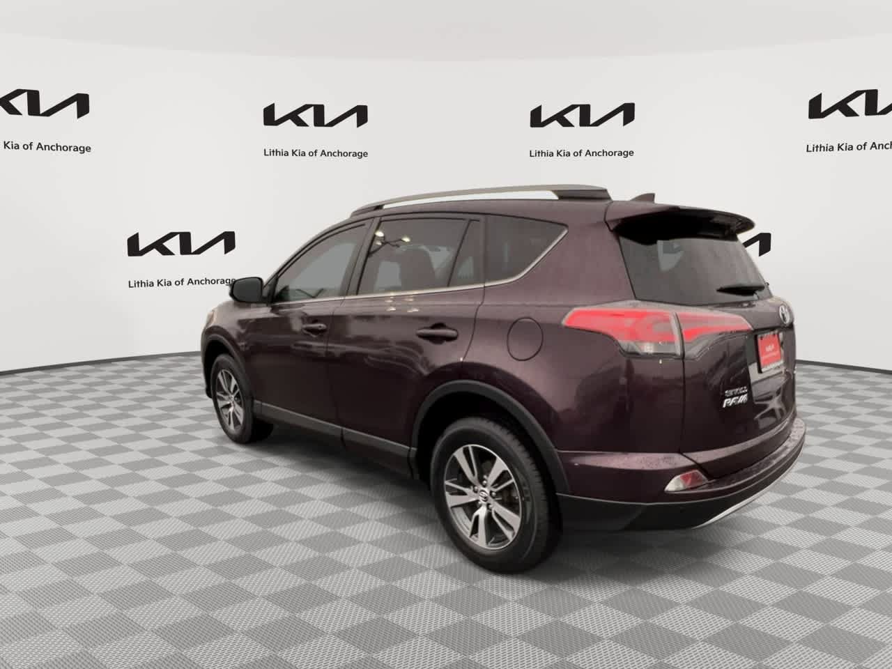 Used 2018 Toyota RAV4 XLE FWD image 7