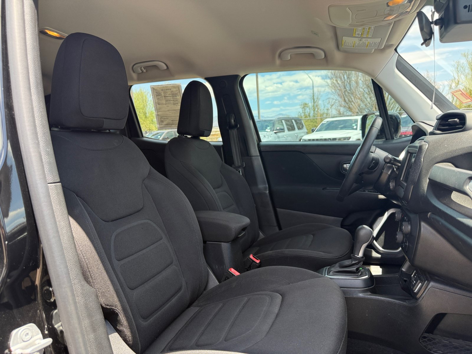 Used 2019 Jeep Renegade Latitude FWD image 32