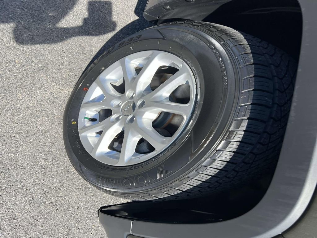 Used 2015 Jeep Cherokee Sport w/ Cold Weather Group AWD/4WD image 41