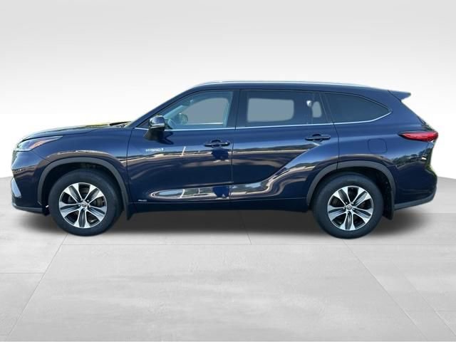 Used 2021 Toyota Highlander XLE AWD/4WD image 3
