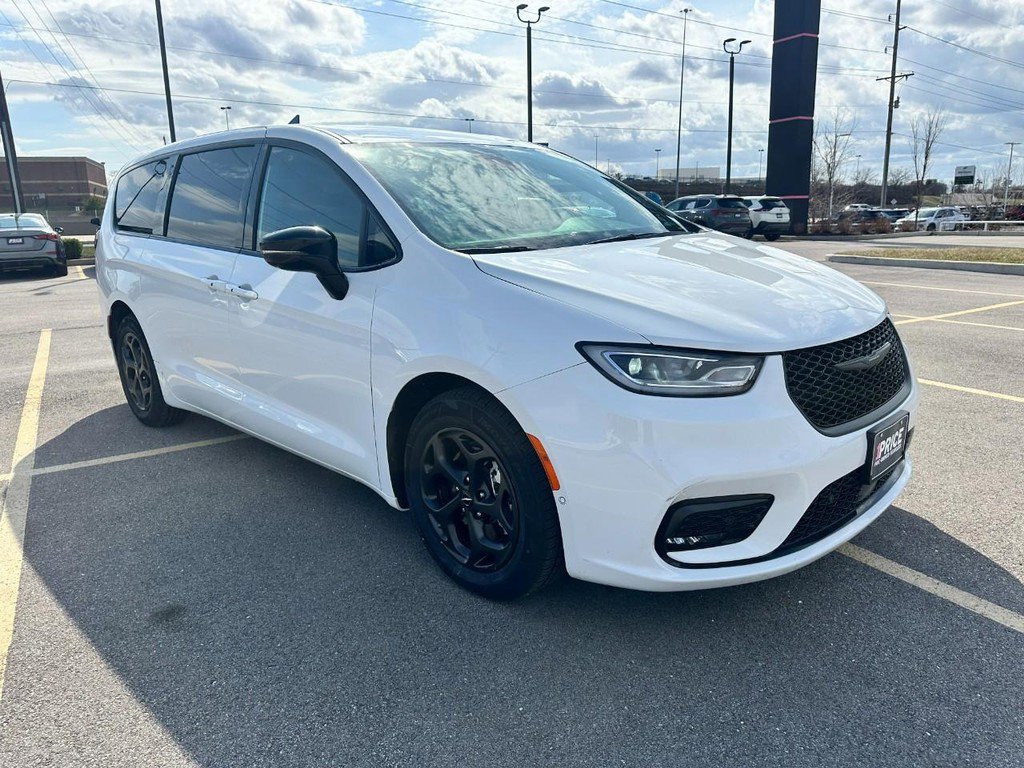 Used 2024 Chrysler Pacifica Limited image 8