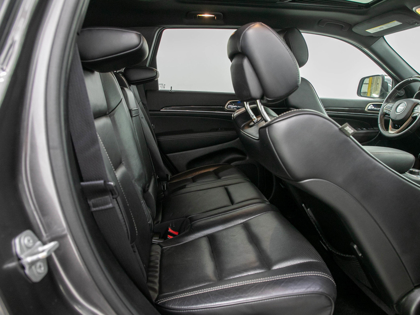 Used 2015 Jeep Grand Cherokee Overland w/ Advanced Technology Group AWD/4WD image 14