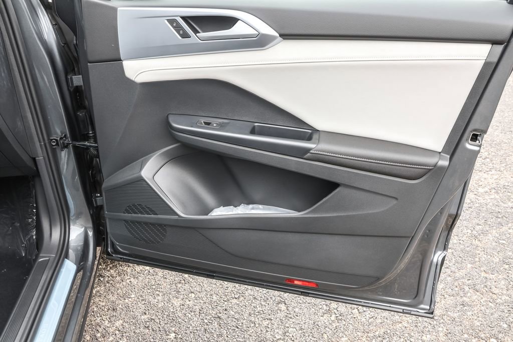 New 2025 Volkswagen Taos SE image 44