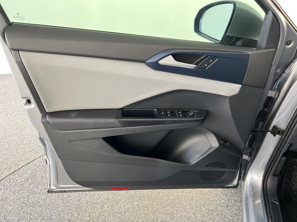 Used 2023 Volkswagen Taos SE w/ Panoramic Sunroof Package FWD image 12