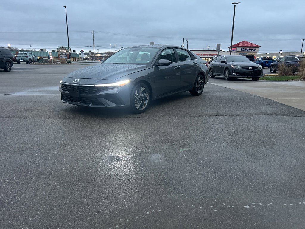 Used 2025 Hyundai Elantra SEL image 3