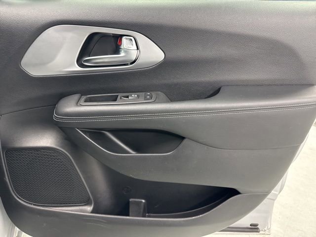 Used 2023 Chrysler Pacifica Touring-L w/ S Appearance Package image 26