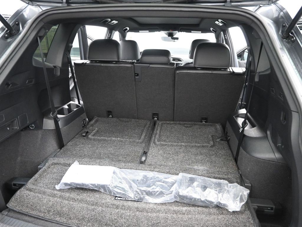 Used 2022 Volkswagen Tiguan SE R-Line image 11