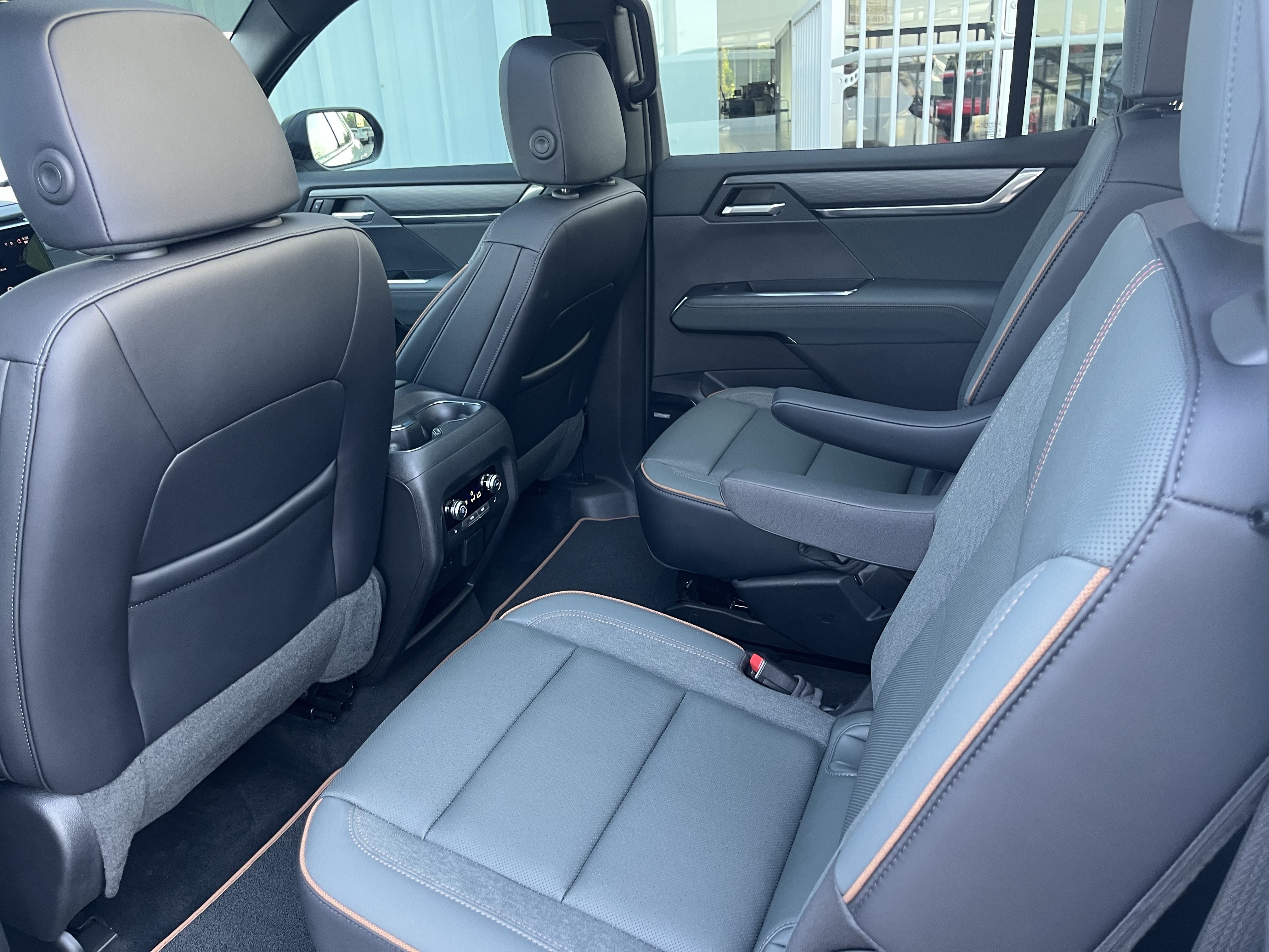 Used 2024 GMC Acadia AT4 w/ Super Cruise Package AWD/4WD image 4