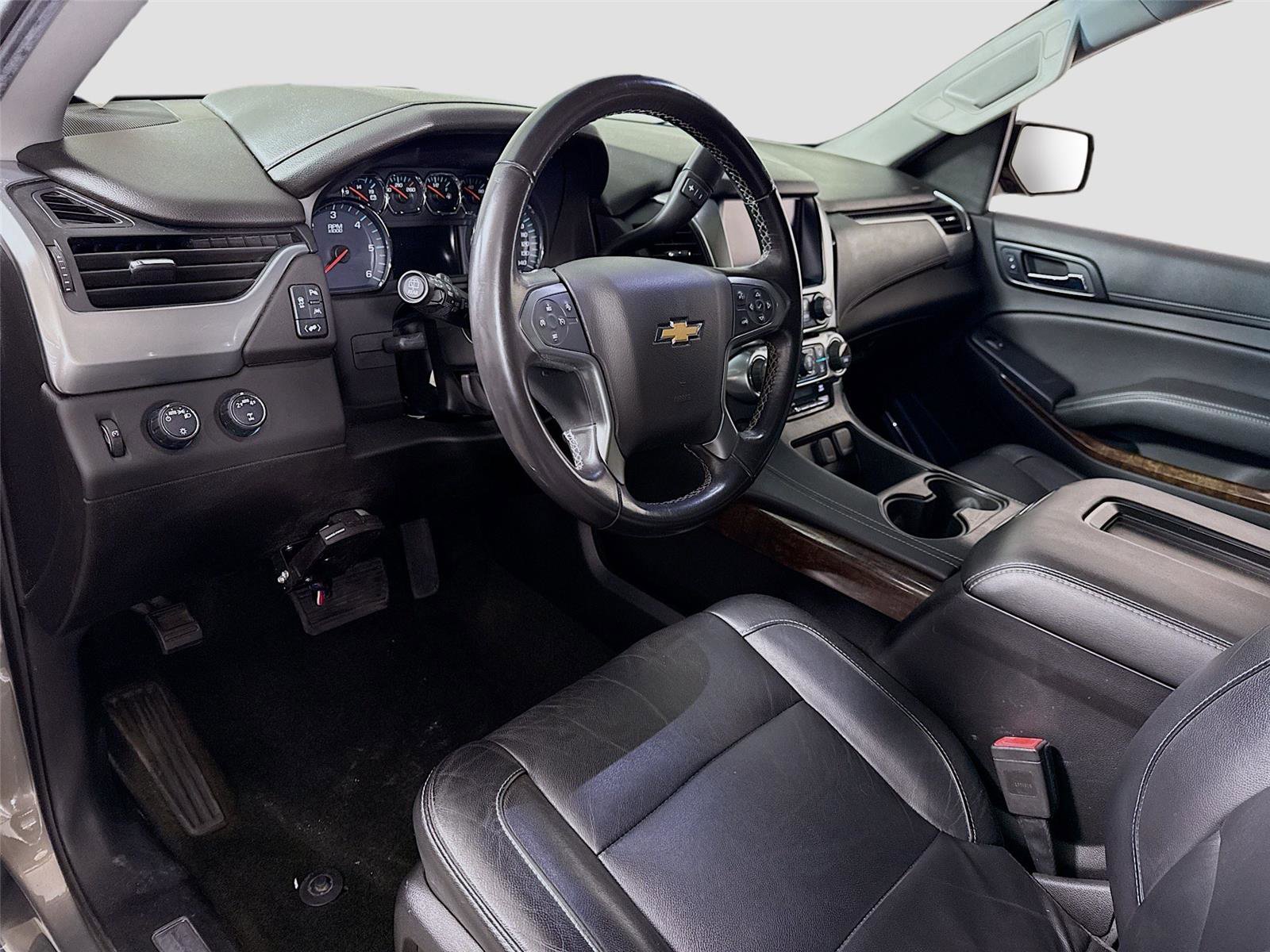 Used 2018 Chevrolet Suburban LT image 3