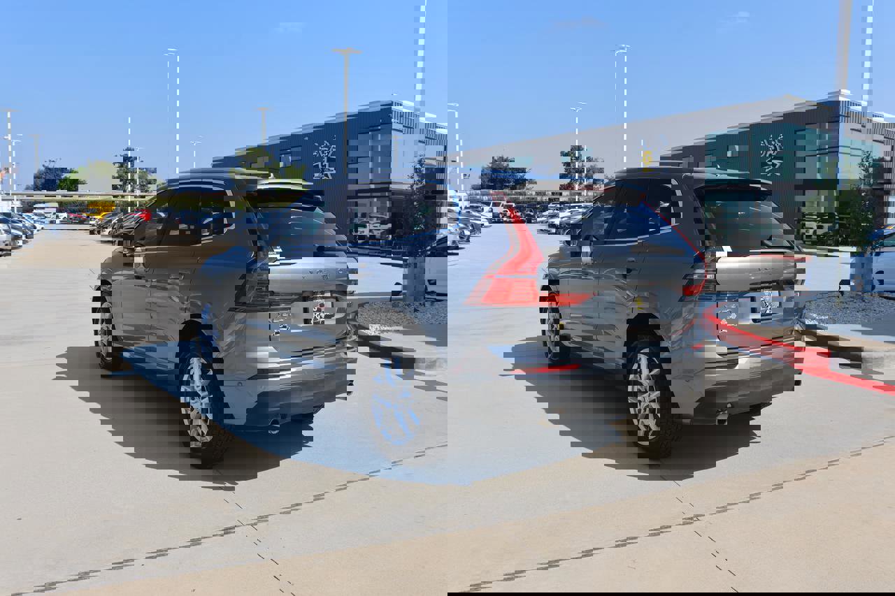 Used 2018 Volvo XC60 T5 Momentum w/ Convenience Package image 3