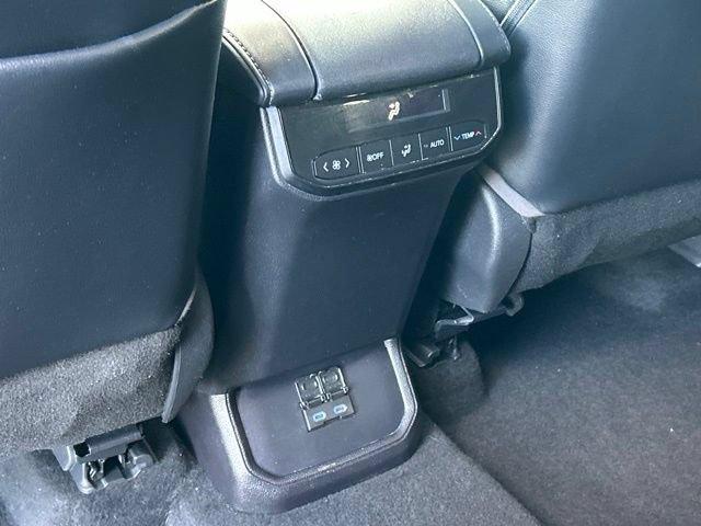 Used 2022 Toyota Highlander XLE AWD/4WD image 41