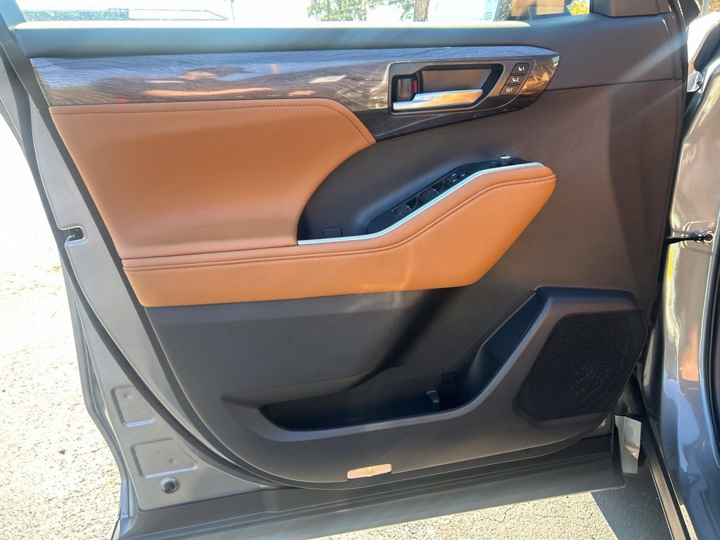 New 2026 Toyota Highlander Platinum AWD/4WD image 10