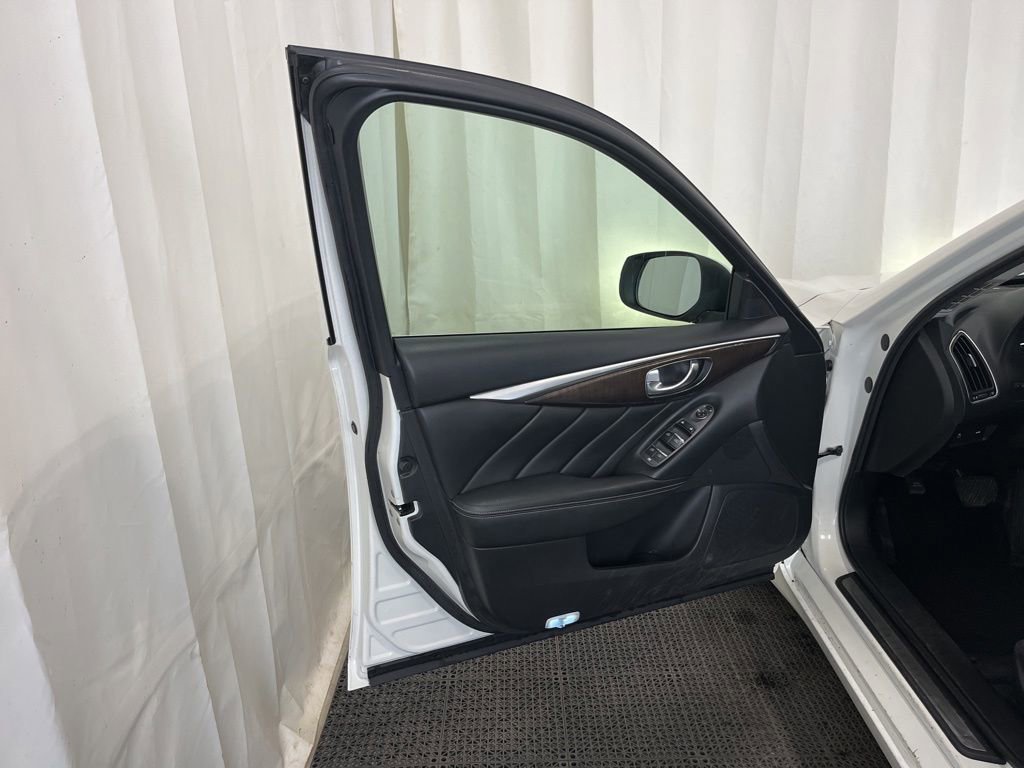 Used 2018 INFINITI Q50 Luxe w/ Cargo Package (L95) AWD/4WD image 18