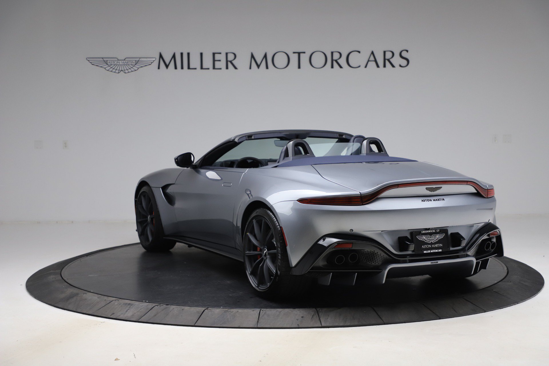 Used 2021 Aston Martin V8 Vantage Roadster RWD image 4