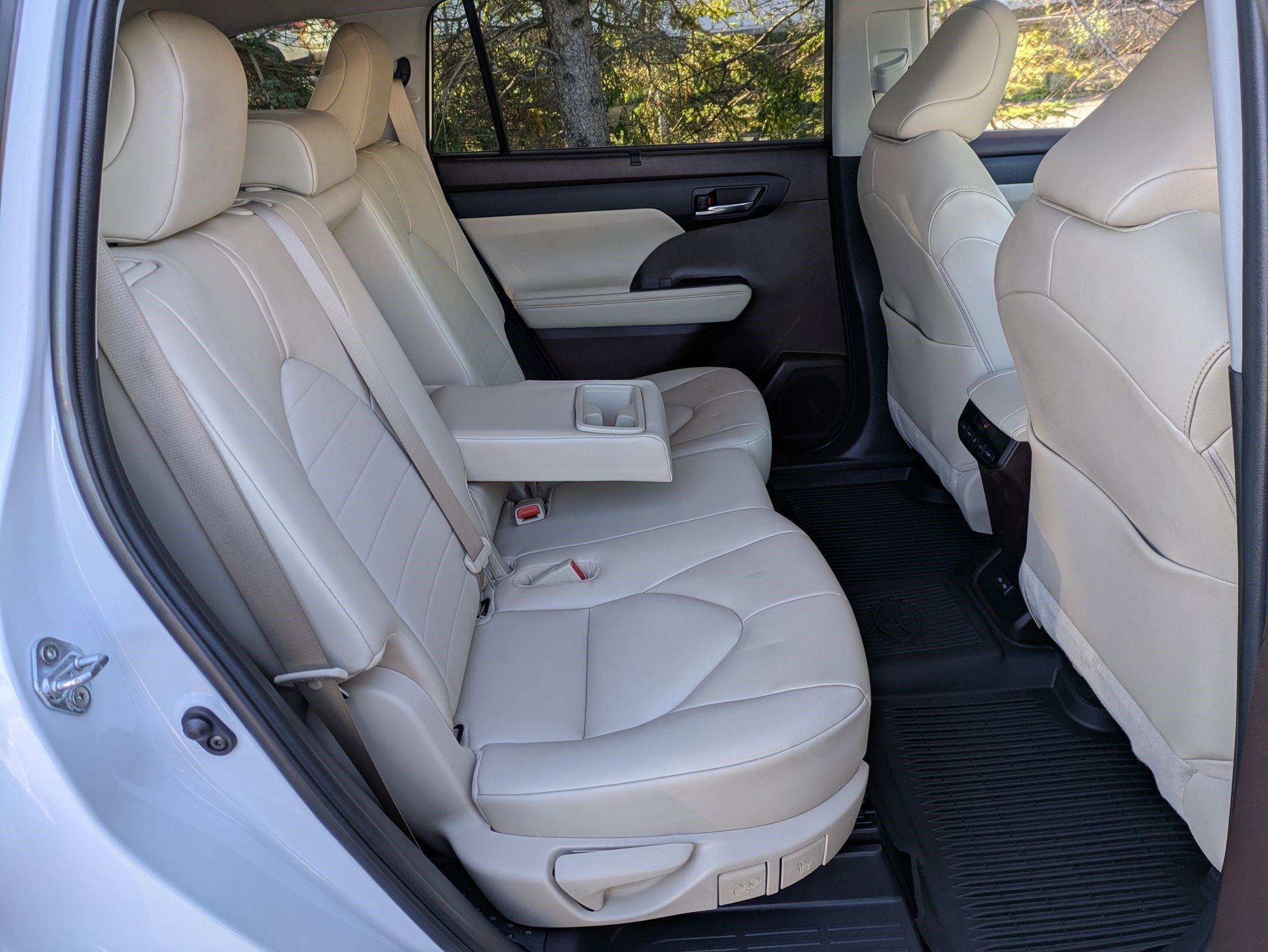 Used 2022 Toyota Highlander XLE image 23