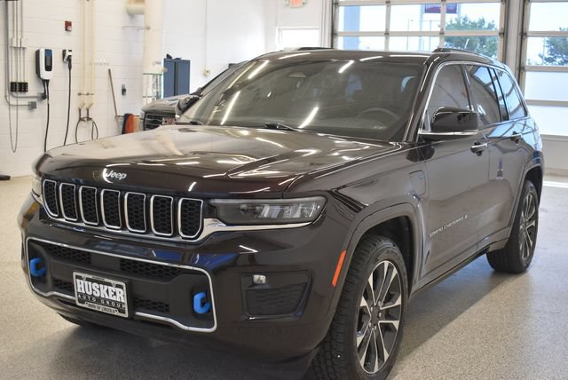 Used 2022 Jeep Grand Cherokee Overland w/ Luxury Tech Group IV AWD/4WD image 9