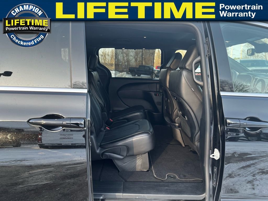 Used 2025 Chrysler Pacifica Select image 34