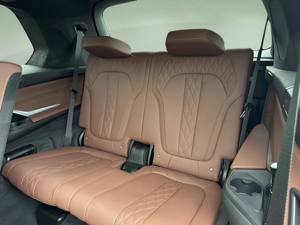 Used 2025 BMW X7 M60i image 31