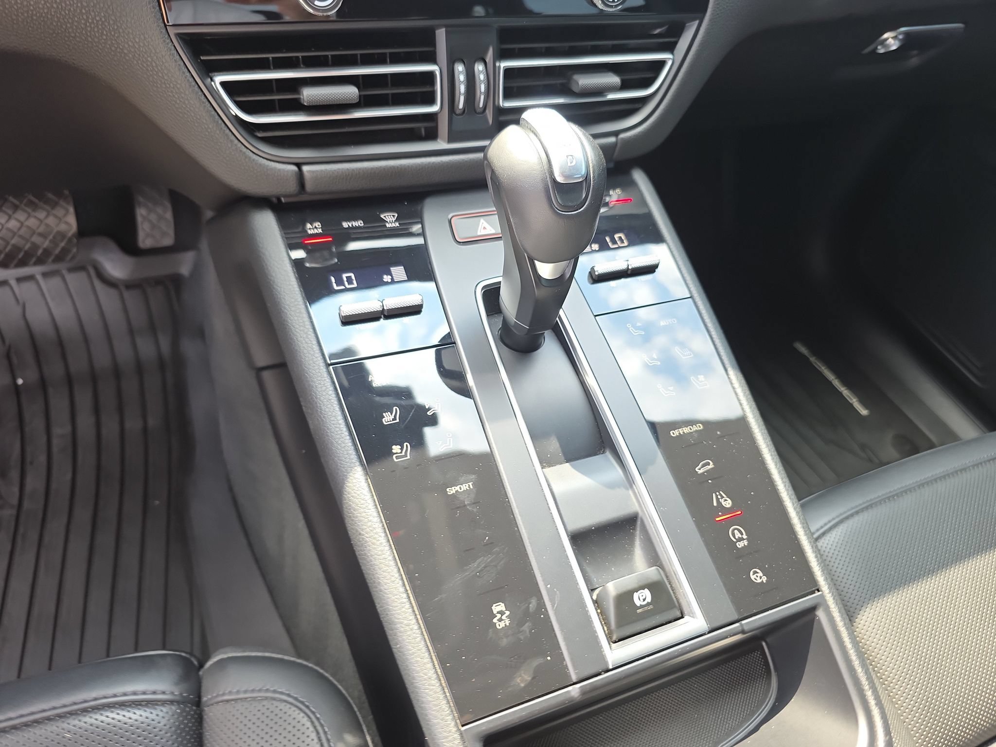 Used 2023 Porsche Macan Turbo AWD/4WD image 31