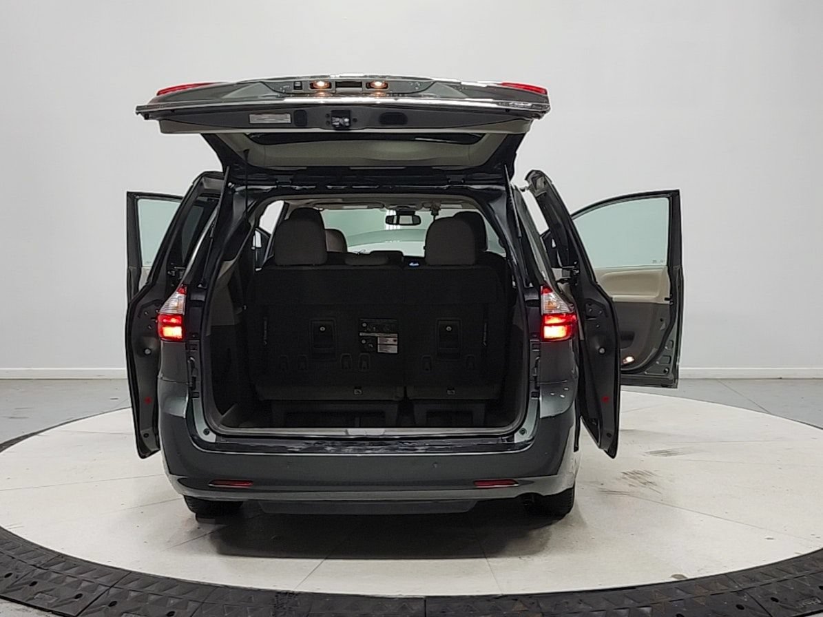 Used 2020 Toyota Sienna XLE Premium FWD image 15