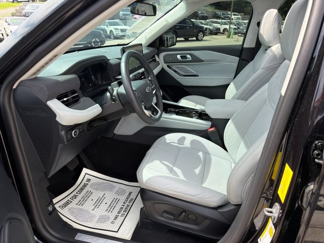 Used 2025 Ford Explorer Platinum w/ Ultimate Package AWD/4WD image 17