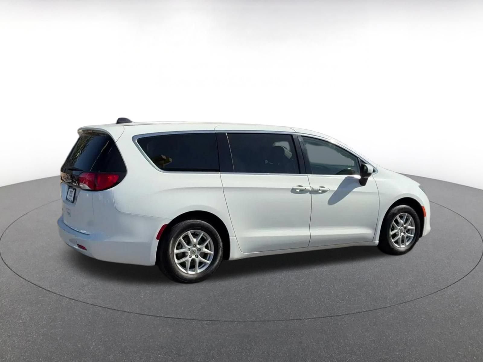 Used 2023 Chrysler Voyager LX FWD image 13