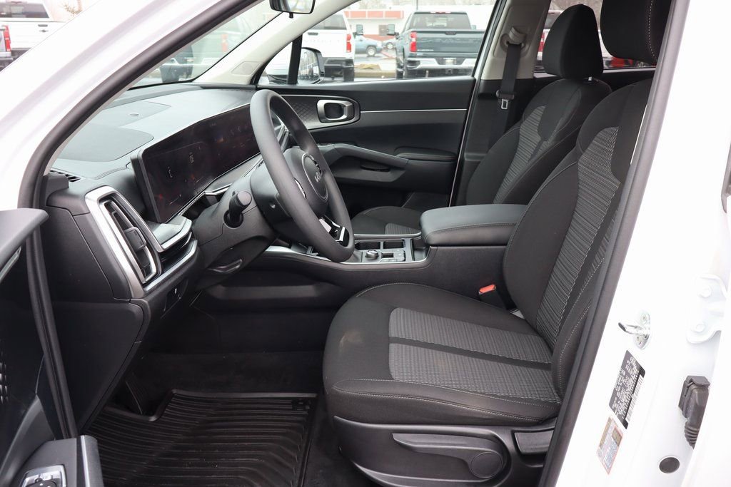 Used 2024 Kia Sorento LX image 4