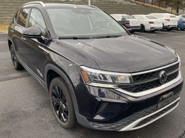 Used 2023 Volkswagen Taos SE w/ Black Wheel Package