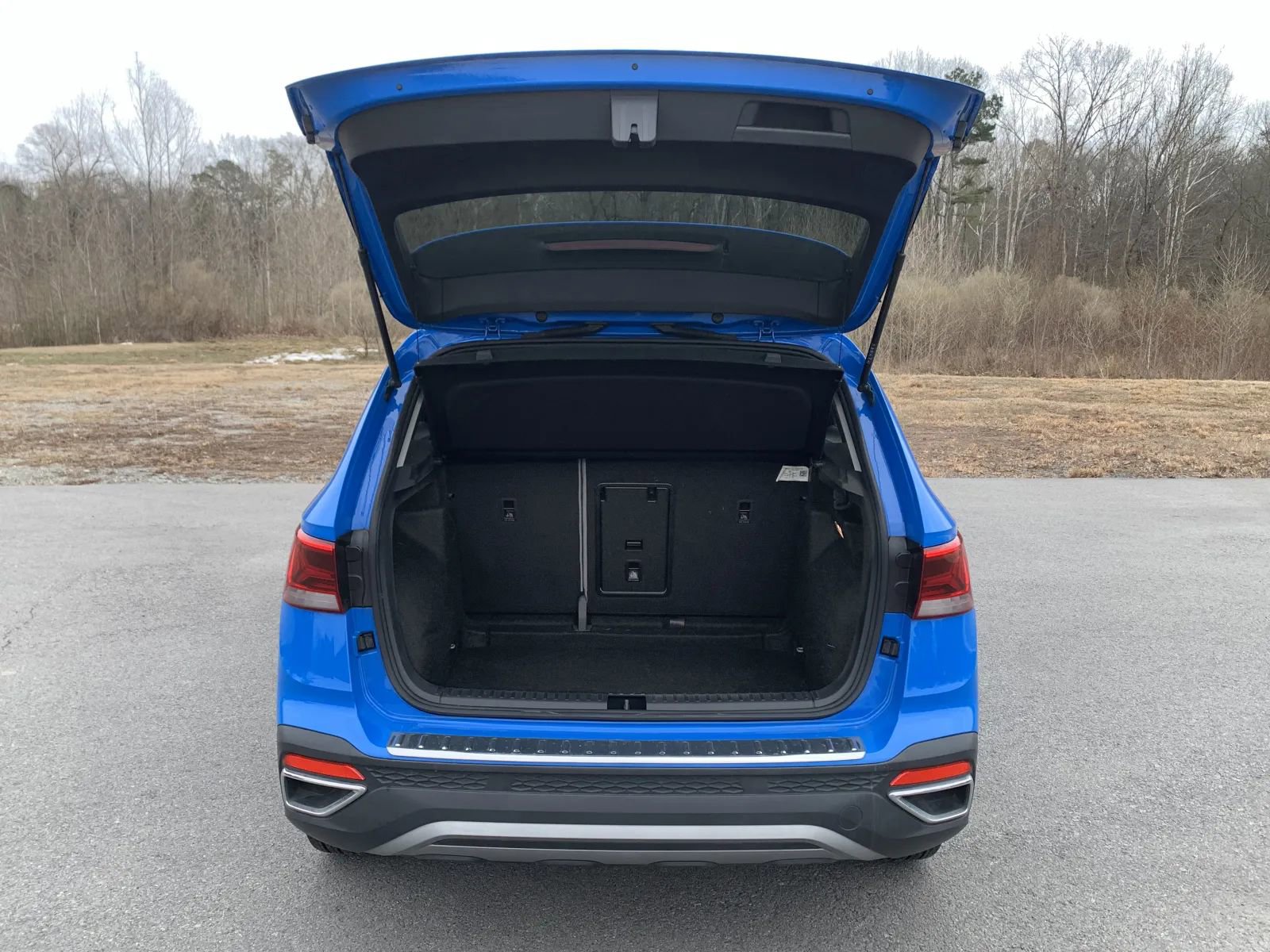 Used 2023 Volkswagen Taos SE w/ Black Wheel Package image 9