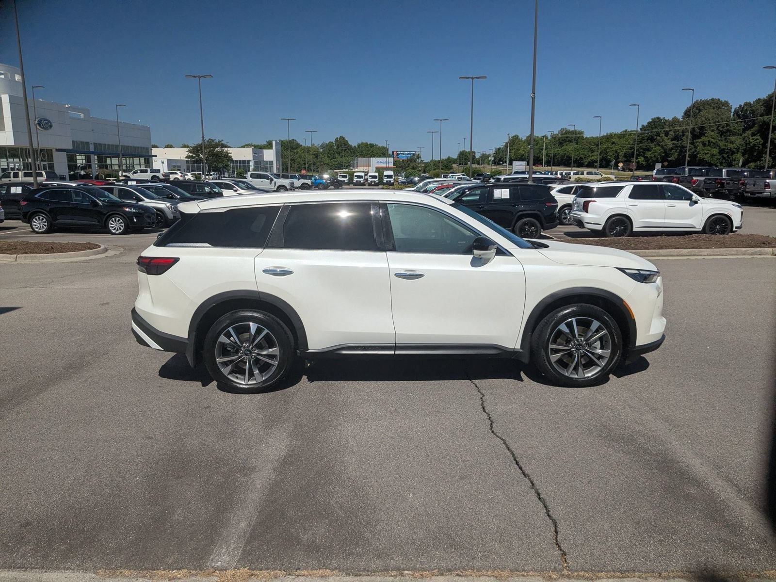 Used 2025 INFINITI QX60 Luxe AWD/4WD image 2