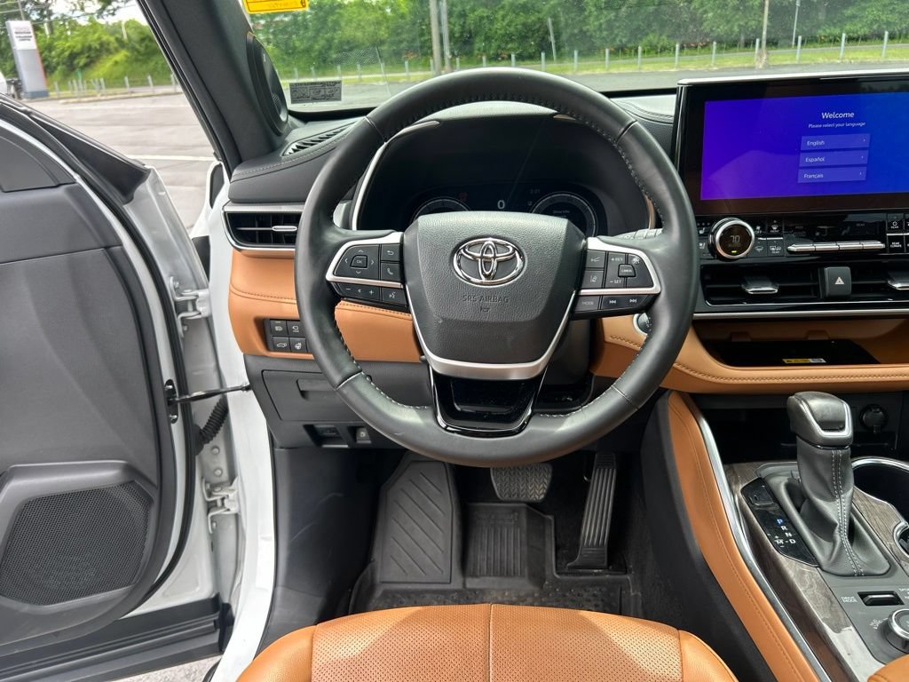 Certified 2024 Toyota Highlander Platinum AWD/4WD image 13