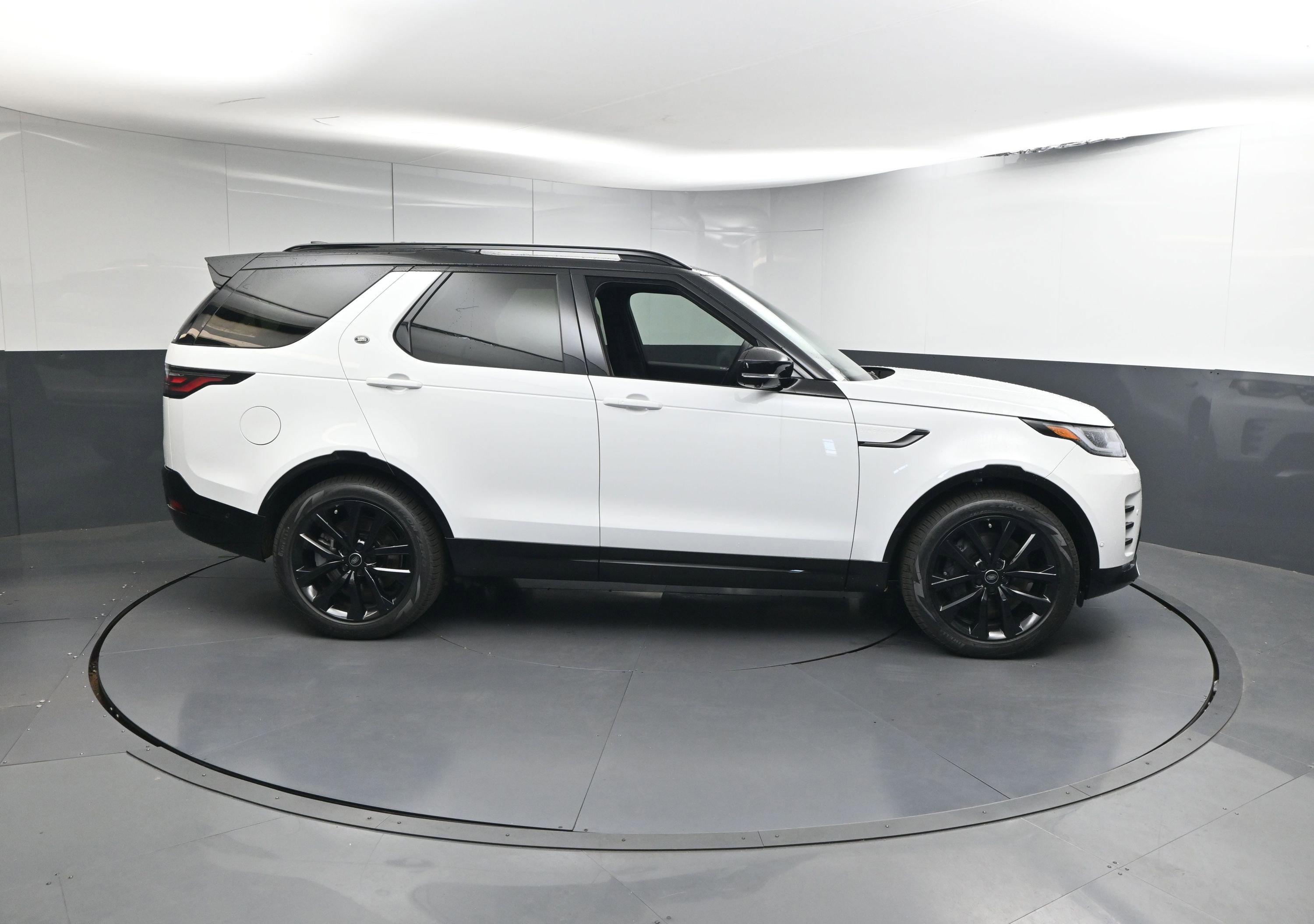 New 2026 Land Rover Discovery Limited Edition image 24