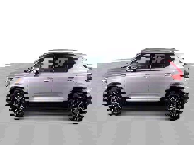 Used 2023 Volvo XC40 B5 Core image 12