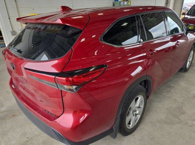 Used 2021 Toyota Highlander LE AWD/4WD image 3