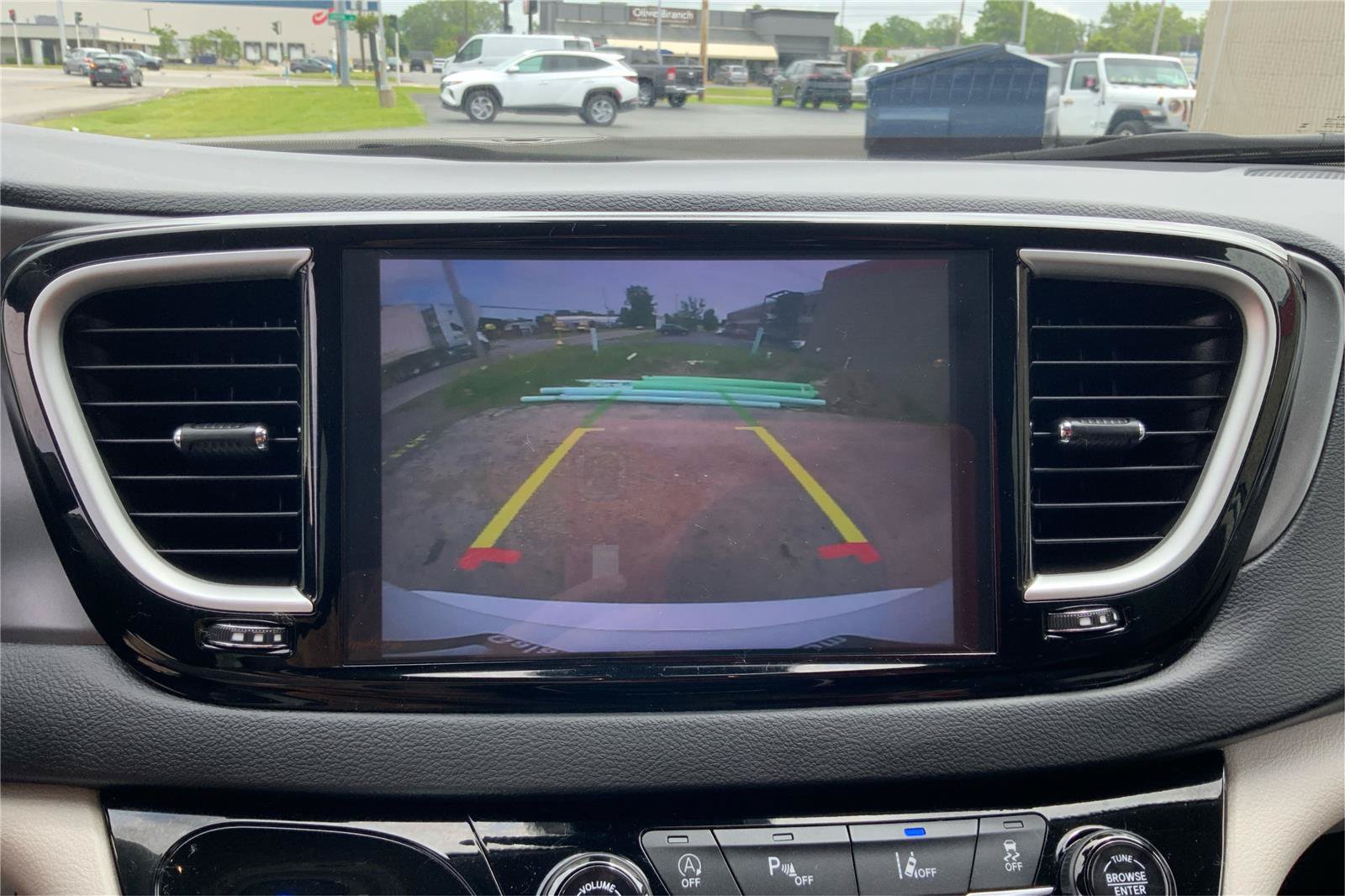 Used 2024 Chrysler Pacifica Touring-L FWD image 33