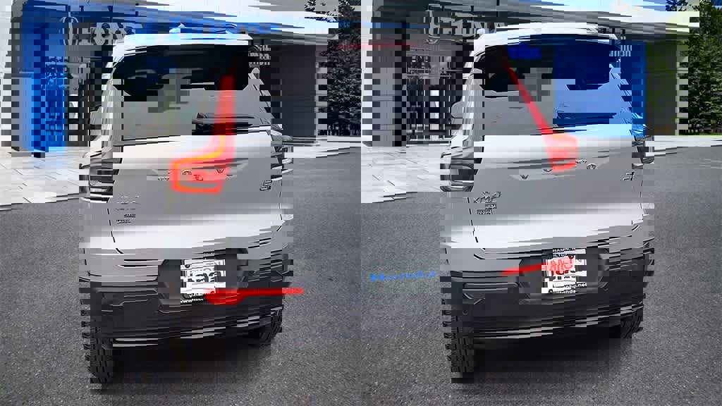 Used 2023 Volvo XC40 B5 Ultimate w/ Protection Package Premier image 7