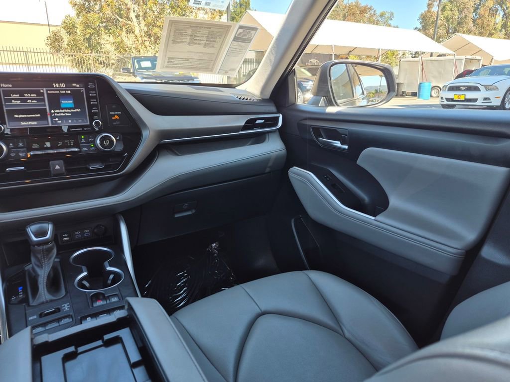 Used 2022 Toyota Highlander XLE image 25