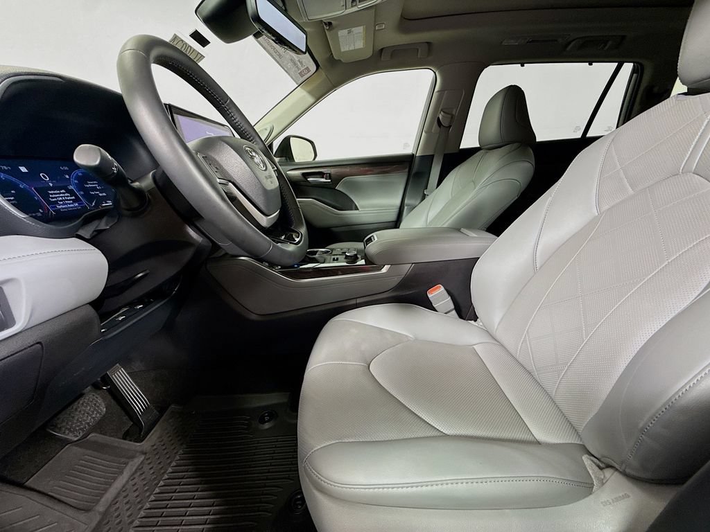 Certified 2025 Toyota Highlander Platinum AWD/4WD image 21