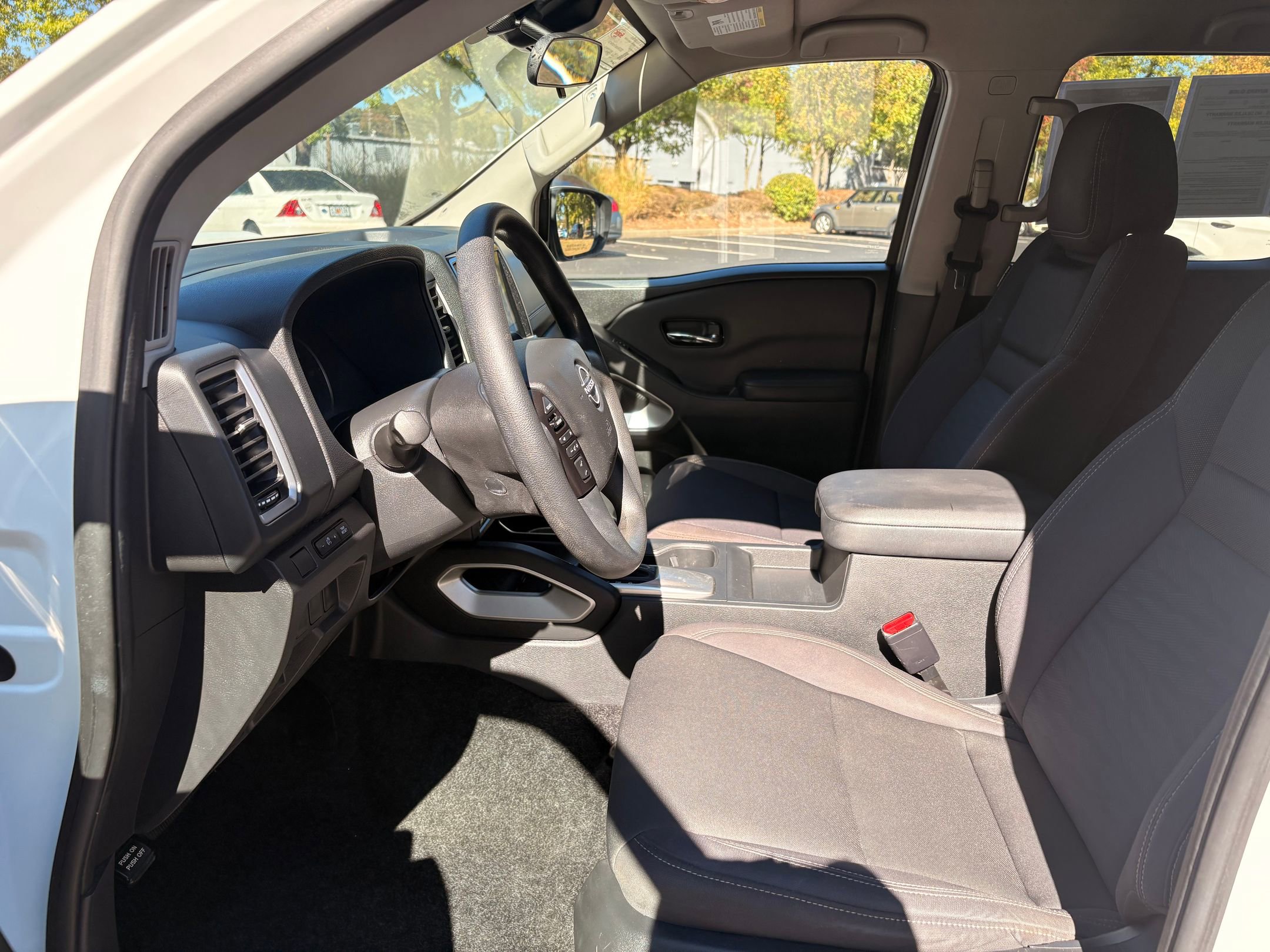 Used 2023 Nissan Frontier SV image 5