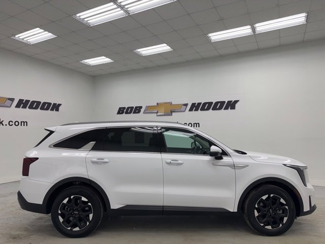 Used 2025 Kia Sorento S image 4