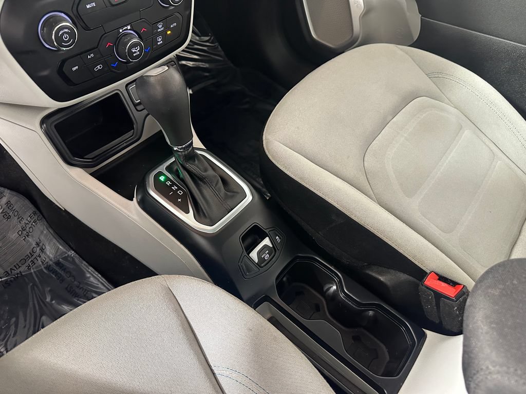 Used 2019 Jeep Renegade Latitude w/ UConnect 8.4 Nav Group FWD image 33