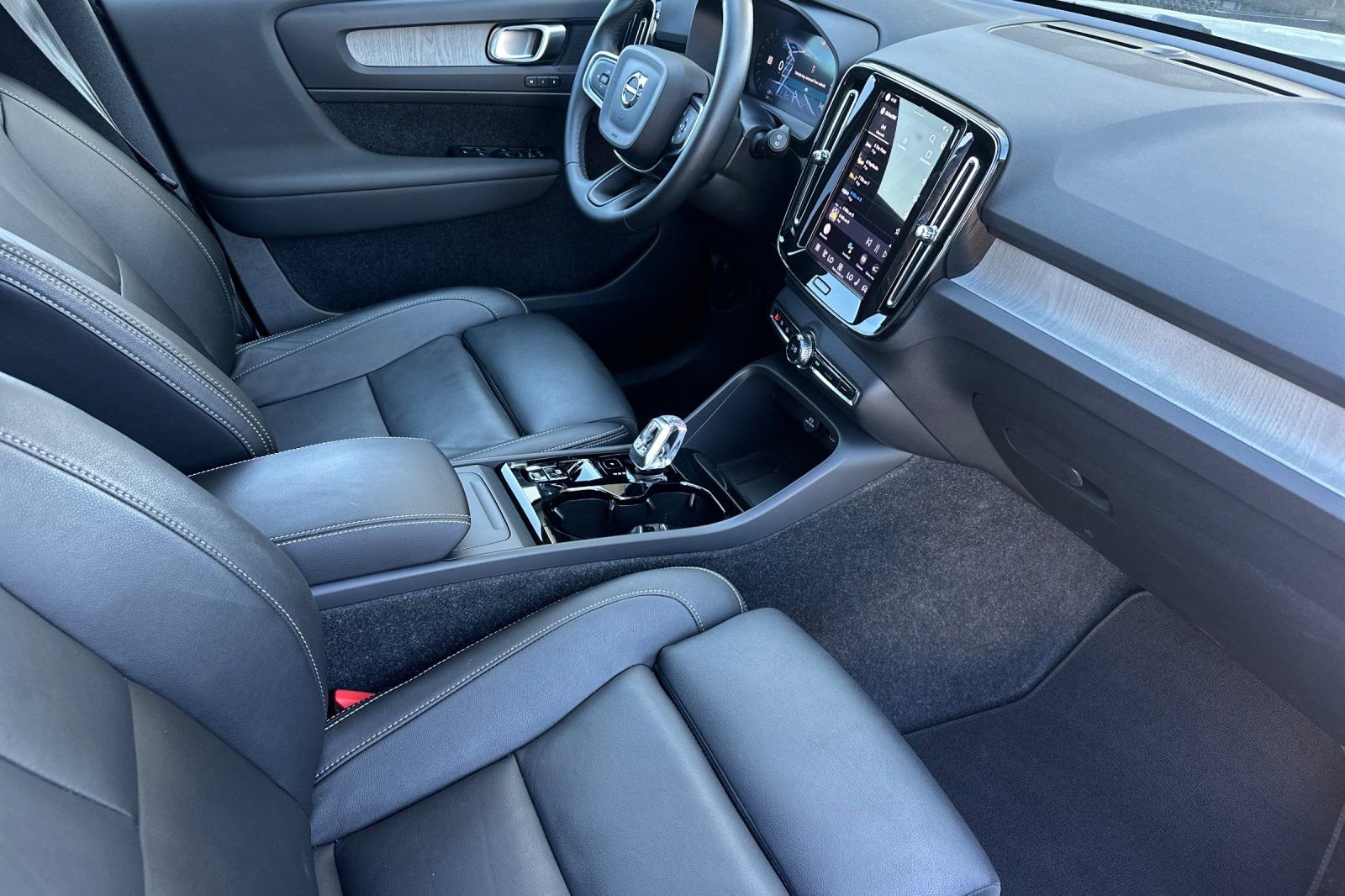 Used 2025 Volvo XC40 B5 Plus AWD/4WD image 19