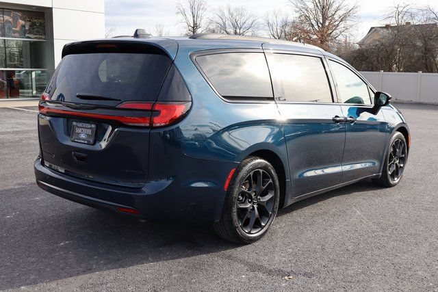 Used 2025 Chrysler Pacifica Limited FWD image 3