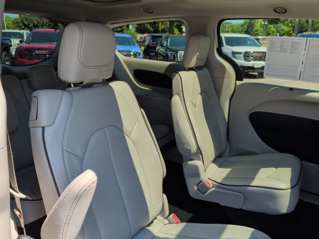 Used 2019 Chrysler Pacifica Limited FWD image 35