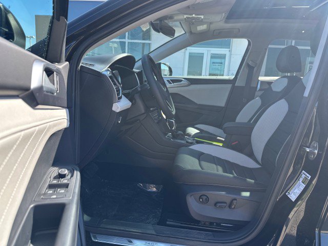 New 2025 Volkswagen Taos SEL image 13